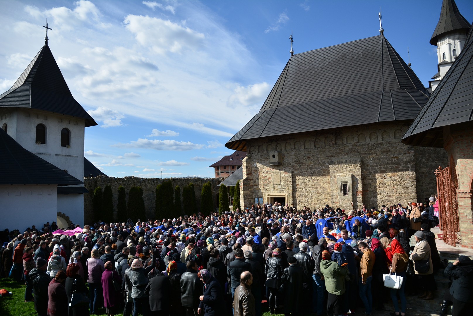 Pelerini în rugăciune la Mănăstirea Hadâmbu