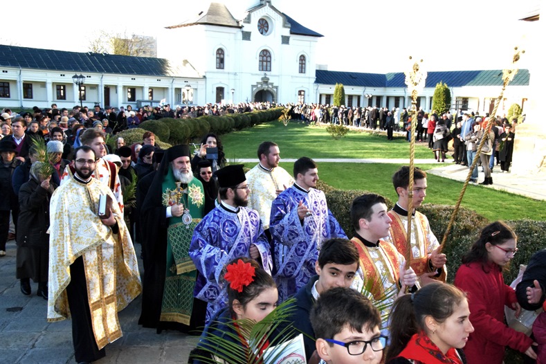 Duminica Floriilor, serbată în oraşele Bacău şi Roman Duminica Floriilor, serbată în oraşele Bacău şi Roman