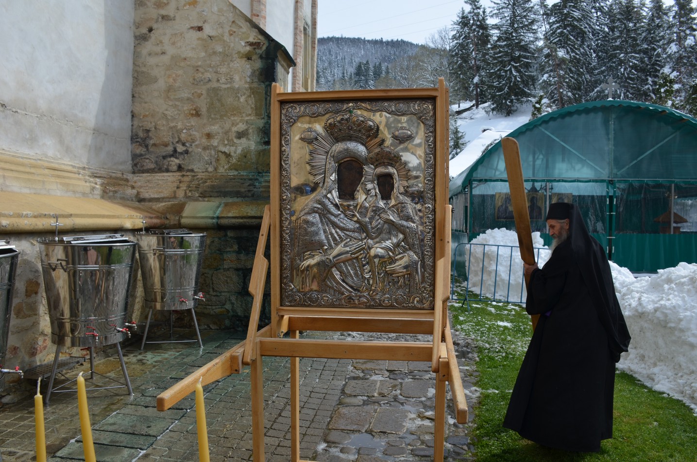 Mitropolitul Teofan la hramul Mănăstirii Bistriţa: „Dumnezeu nu poate să locuiască într-o minte stăpânită de conştiinţa luciferică a superiorităţii faţă de ceilalţi“