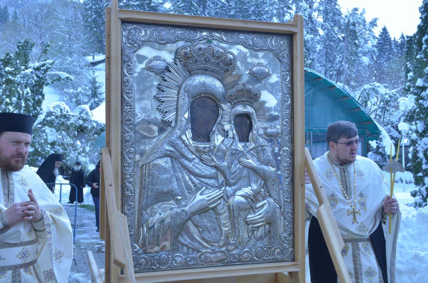 Mitropolitul Teofan la hramul Mănăstirii Bistriţa: „Dumnezeu nu poate să locuiască într-o minte stăpânită de conştiinţa luciferică a superiorităţii faţă de ceilalţi“