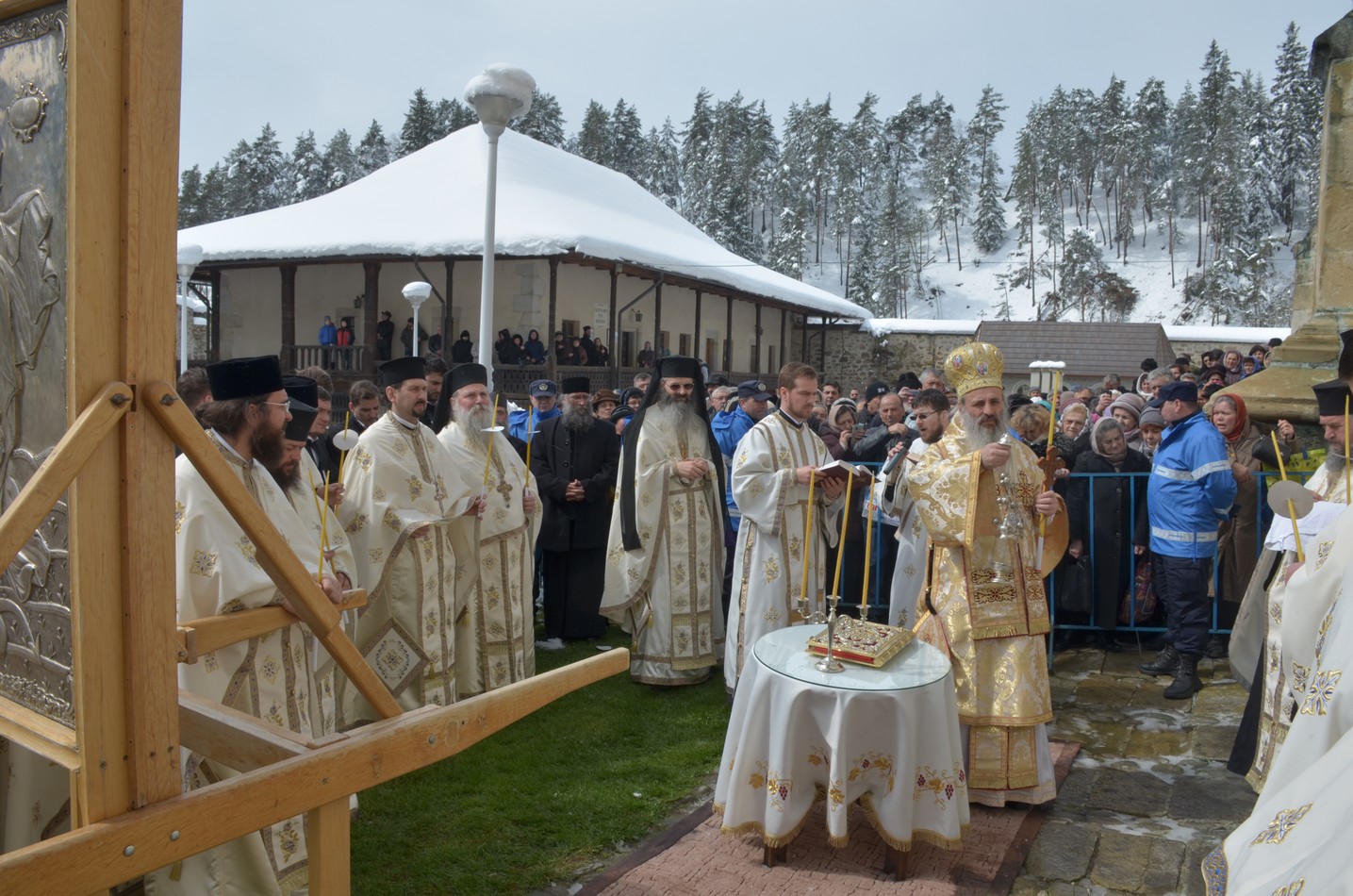 Mitropolitul Teofan la hramul Mănăstirii Bistriţa: „Dumnezeu nu poate să locuiască într-o minte stăpânită de conştiinţa luciferică a superiorităţii faţă de ceilalţi“