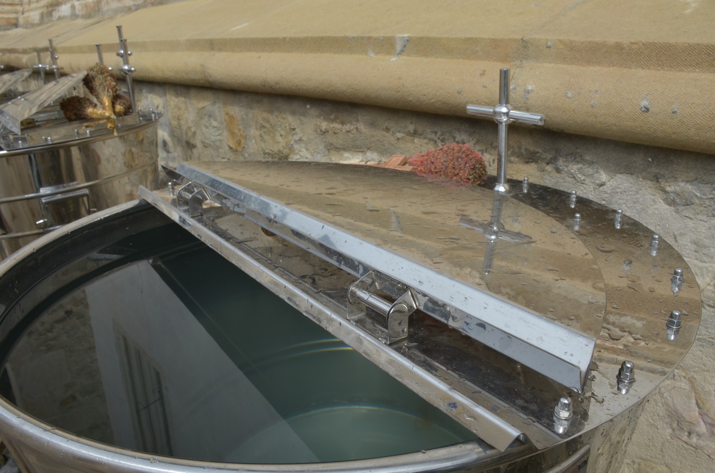 Mitropolitul Teofan la hramul Mănăstirii Bistriţa: „Dumnezeu nu poate să locuiască într-o minte stăpânită de conştiinţa luciferică a superiorităţii faţă de ceilalţi“