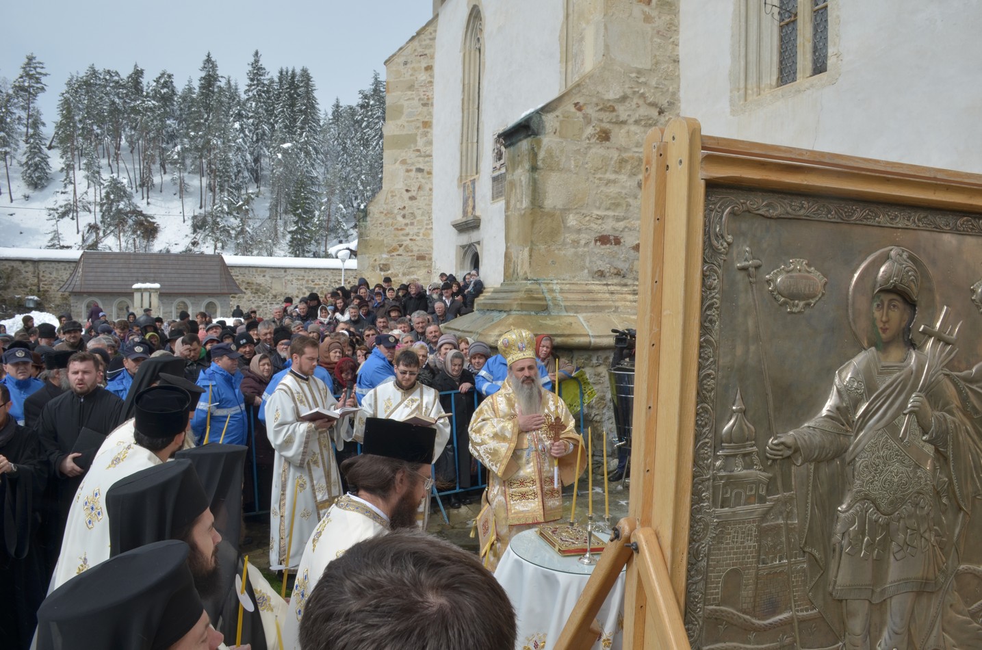 Mitropolitul Teofan la hramul Mănăstirii Bistriţa: „Dumnezeu nu poate să locuiască într-o minte stăpânită de conştiinţa luciferică a superiorităţii faţă de ceilalţi“