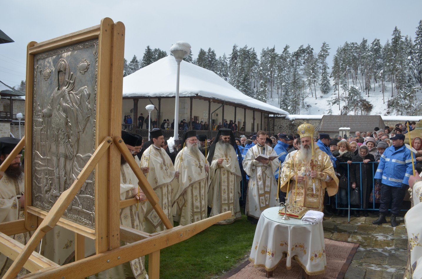 Mitropolitul Teofan la hramul Mănăstirii Bistriţa: „Dumnezeu nu poate să locuiască într-o minte stăpânită de conştiinţa luciferică a superiorităţii faţă de ceilalţi“