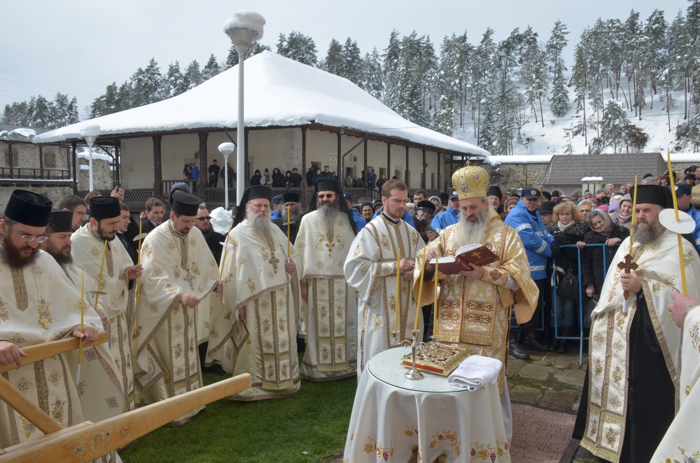 Mitropolitul Teofan la hramul Mănăstirii Bistriţa: „Dumnezeu nu poate să locuiască într-o minte stăpânită de conştiinţa luciferică a superiorităţii faţă de ceilalţi“