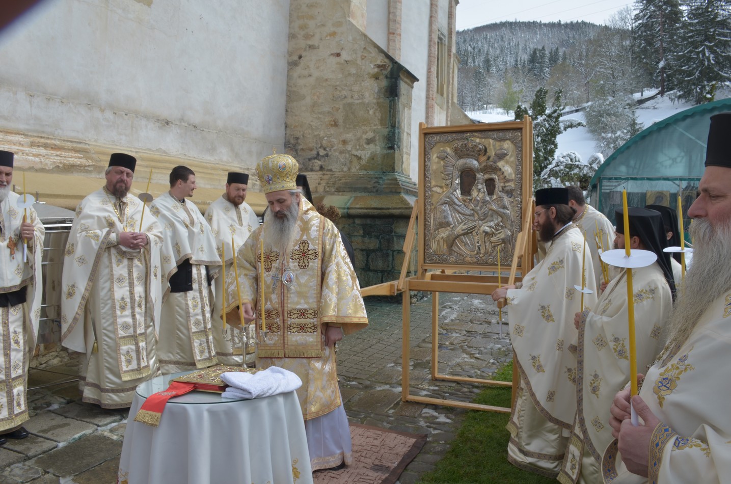Mitropolitul Teofan la hramul Mănăstirii Bistriţa: „Dumnezeu nu poate să locuiască într-o minte stăpânită de conştiinţa luciferică a superiorităţii faţă de ceilalţi“