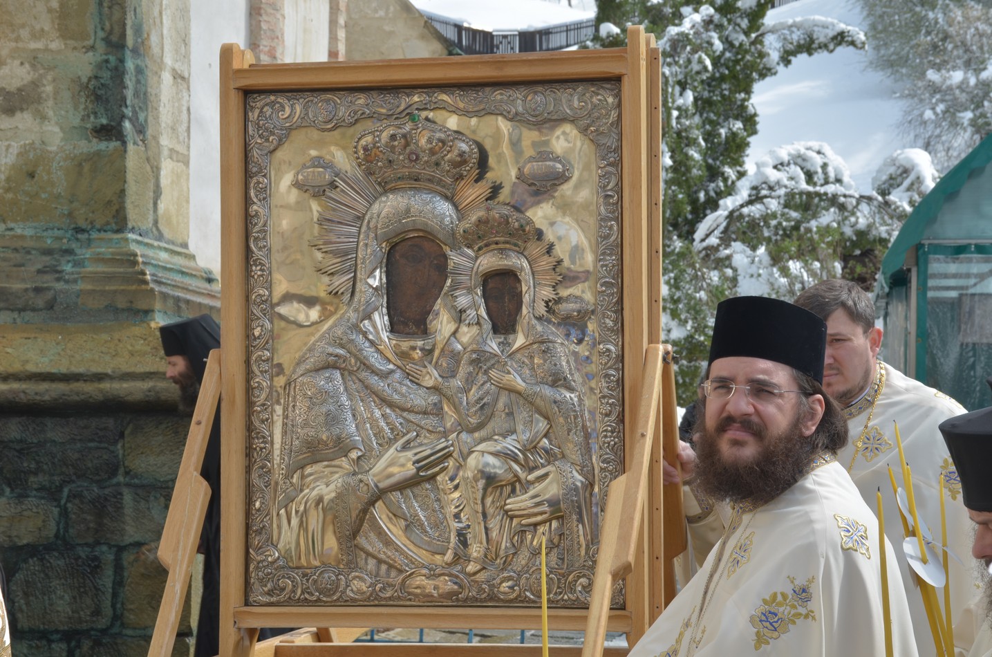 Mitropolitul Teofan la hramul Mănăstirii Bistriţa: „Dumnezeu nu poate să locuiască într-o minte stăpânită de conştiinţa luciferică a superiorităţii faţă de ceilalţi“