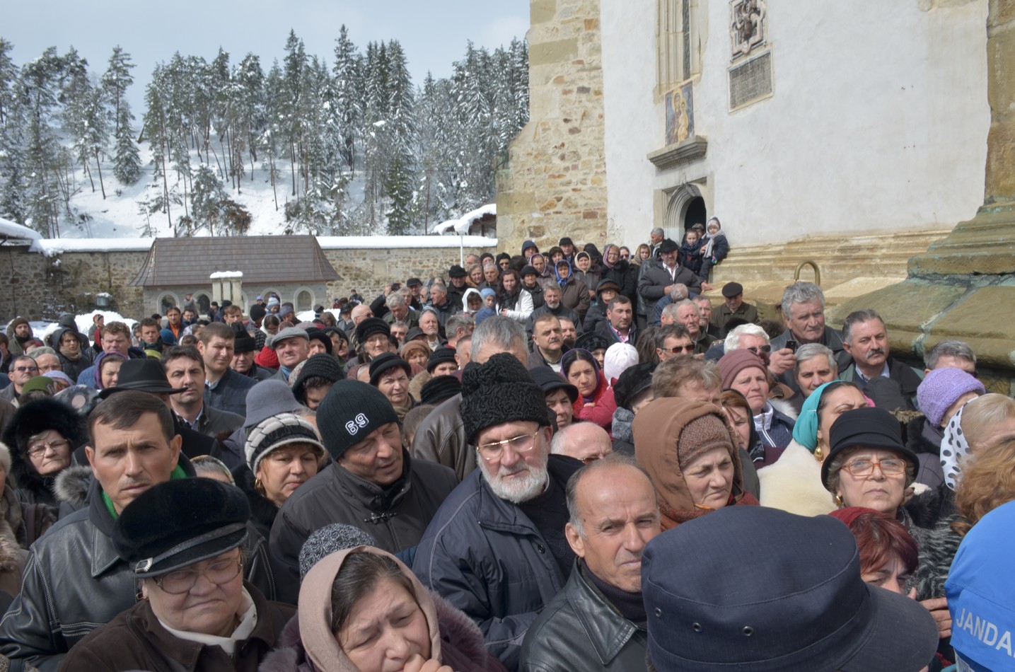 Mitropolitul Teofan la hramul Mănăstirii Bistriţa: „Dumnezeu nu poate să locuiască într-o minte stăpânită de conştiinţa luciferică a superiorităţii faţă de ceilalţi“