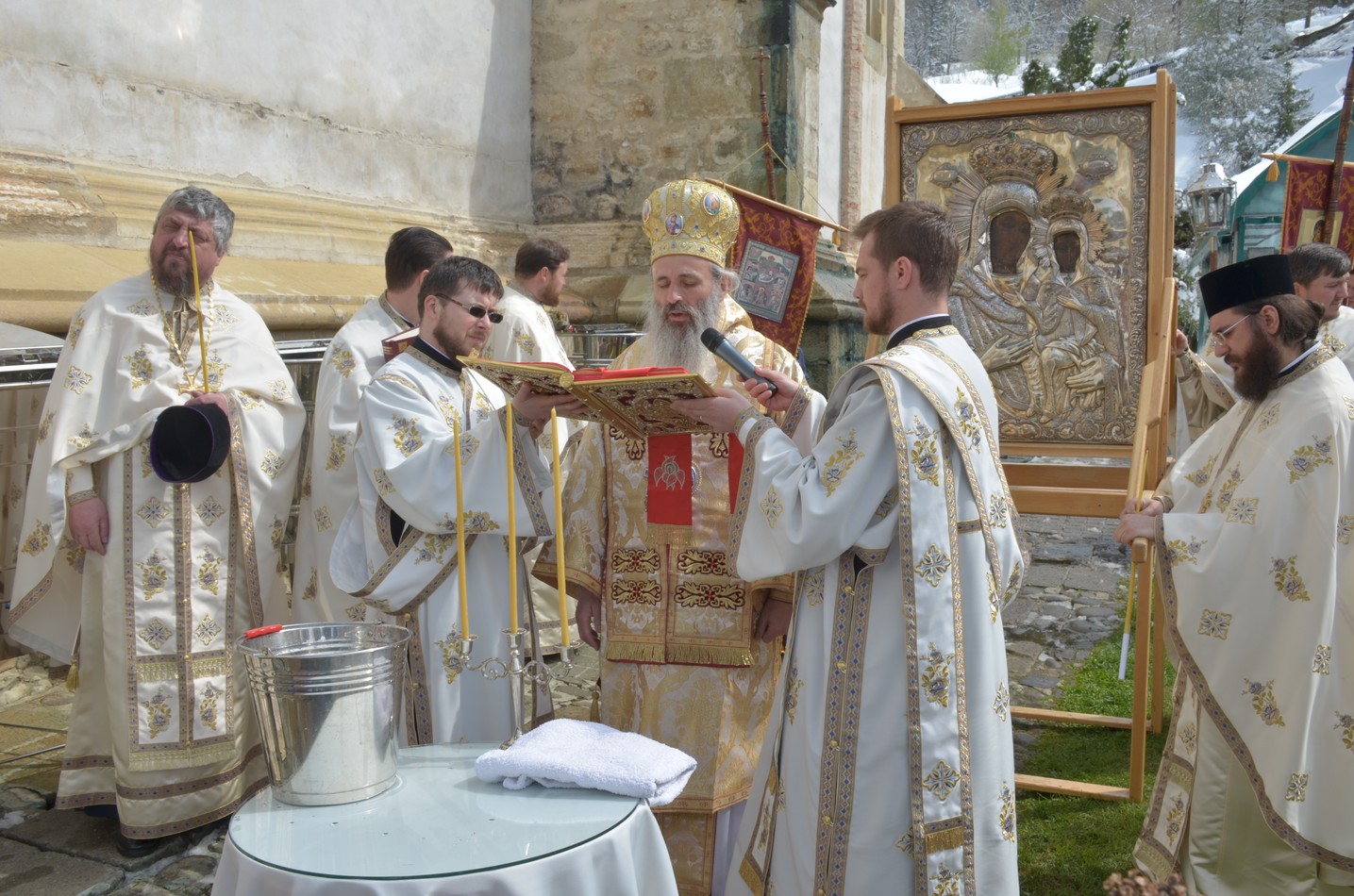 Mitropolitul Teofan la hramul Mănăstirii Bistriţa: „Dumnezeu nu poate să locuiască într-o minte stăpânită de conştiinţa luciferică a superiorităţii faţă de ceilalţi“