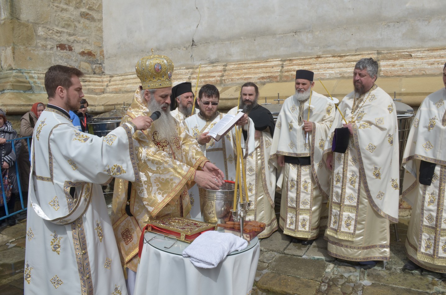 Mitropolitul Teofan la hramul Mănăstirii Bistriţa: „Dumnezeu nu poate să locuiască într-o minte stăpânită de conştiinţa luciferică a superiorităţii faţă de ceilalţi“