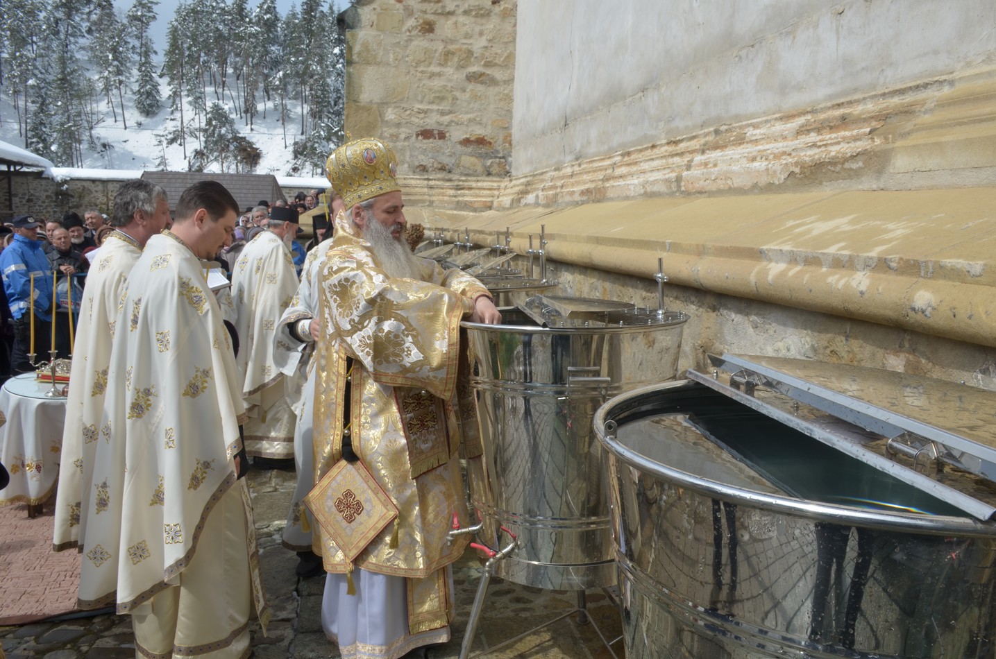 Mitropolitul Teofan la hramul Mănăstirii Bistriţa: „Dumnezeu nu poate să locuiască într-o minte stăpânită de conştiinţa luciferică a superiorităţii faţă de ceilalţi“