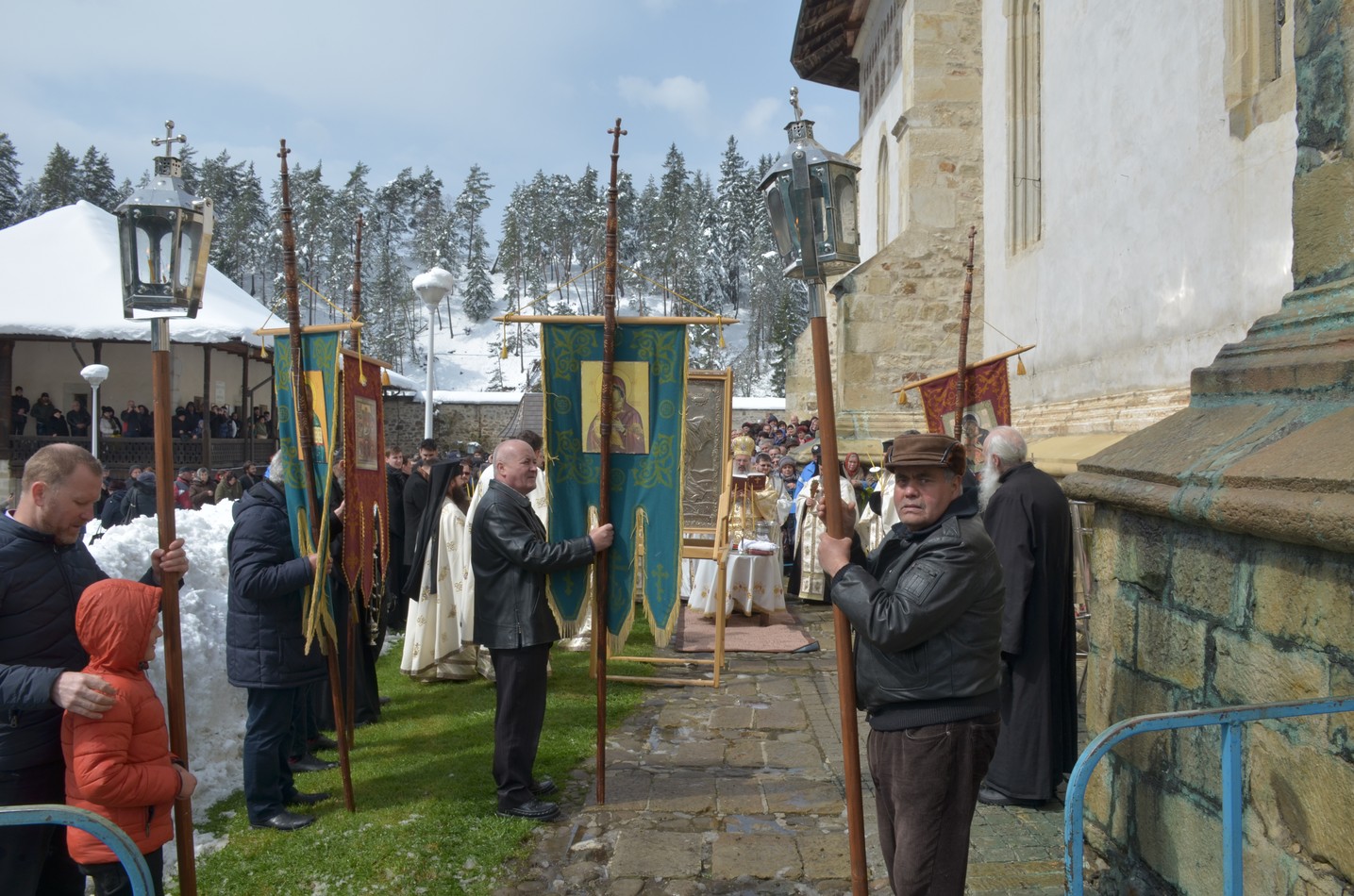 Mitropolitul Teofan la hramul Mănăstirii Bistriţa: „Dumnezeu nu poate să locuiască într-o minte stăpânită de conştiinţa luciferică a superiorităţii faţă de ceilalţi“