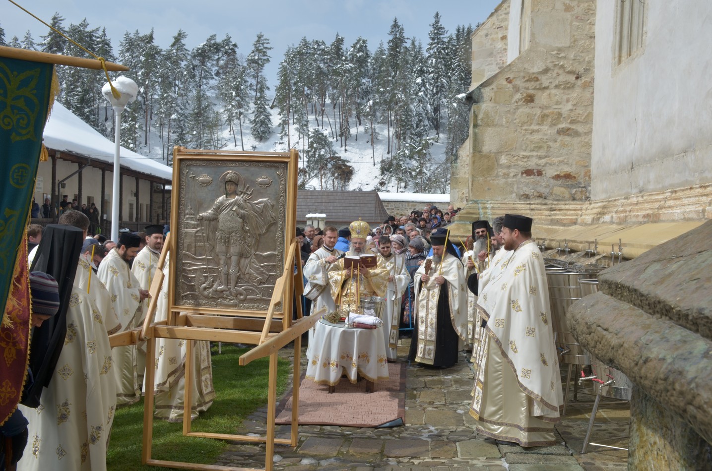 Mitropolitul Teofan la hramul Mănăstirii Bistriţa: „Dumnezeu nu poate să locuiască într-o minte stăpânită de conştiinţa luciferică a superiorităţii faţă de ceilalţi“