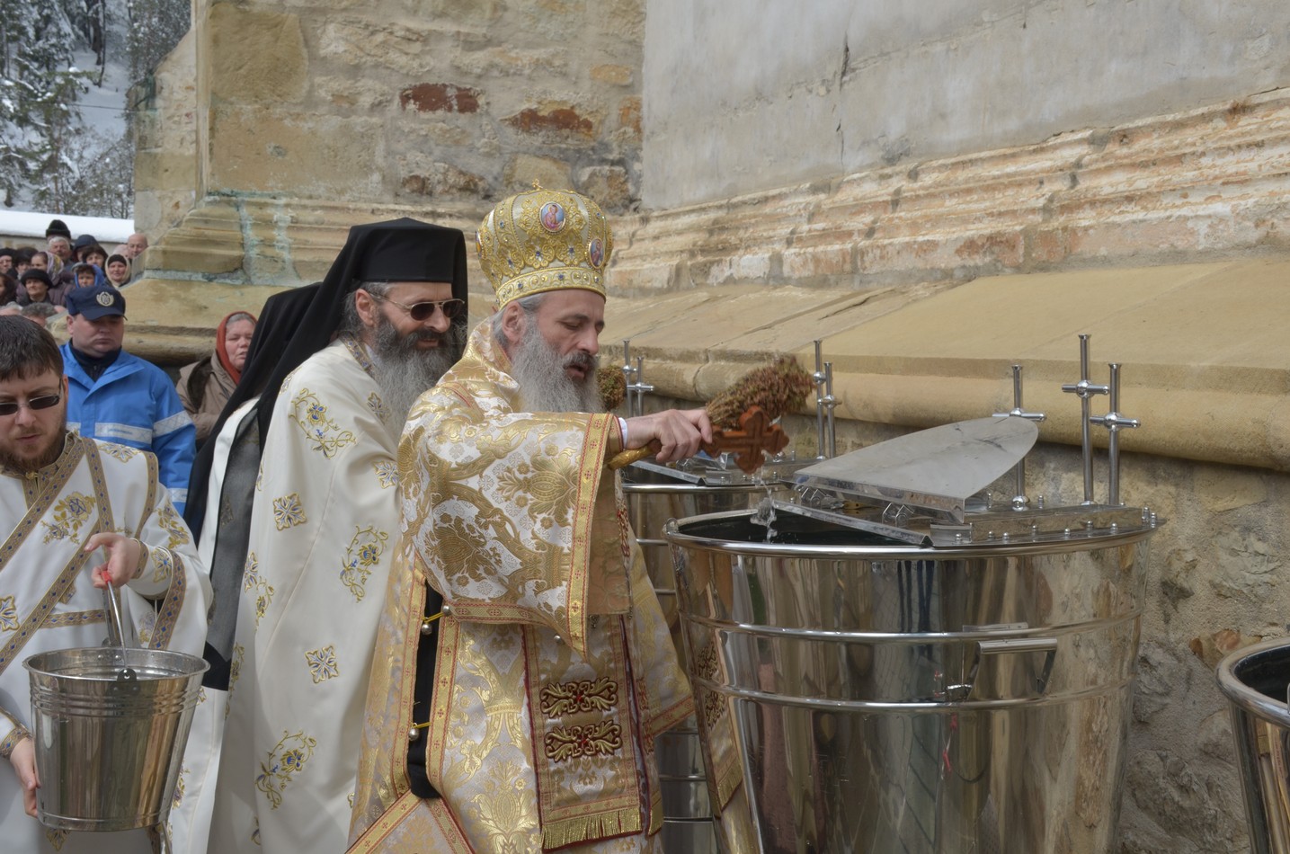 Mitropolitul Teofan la hramul Mănăstirii Bistriţa: „Dumnezeu nu poate să locuiască într-o minte stăpânită de conştiinţa luciferică a superiorităţii faţă de ceilalţi“