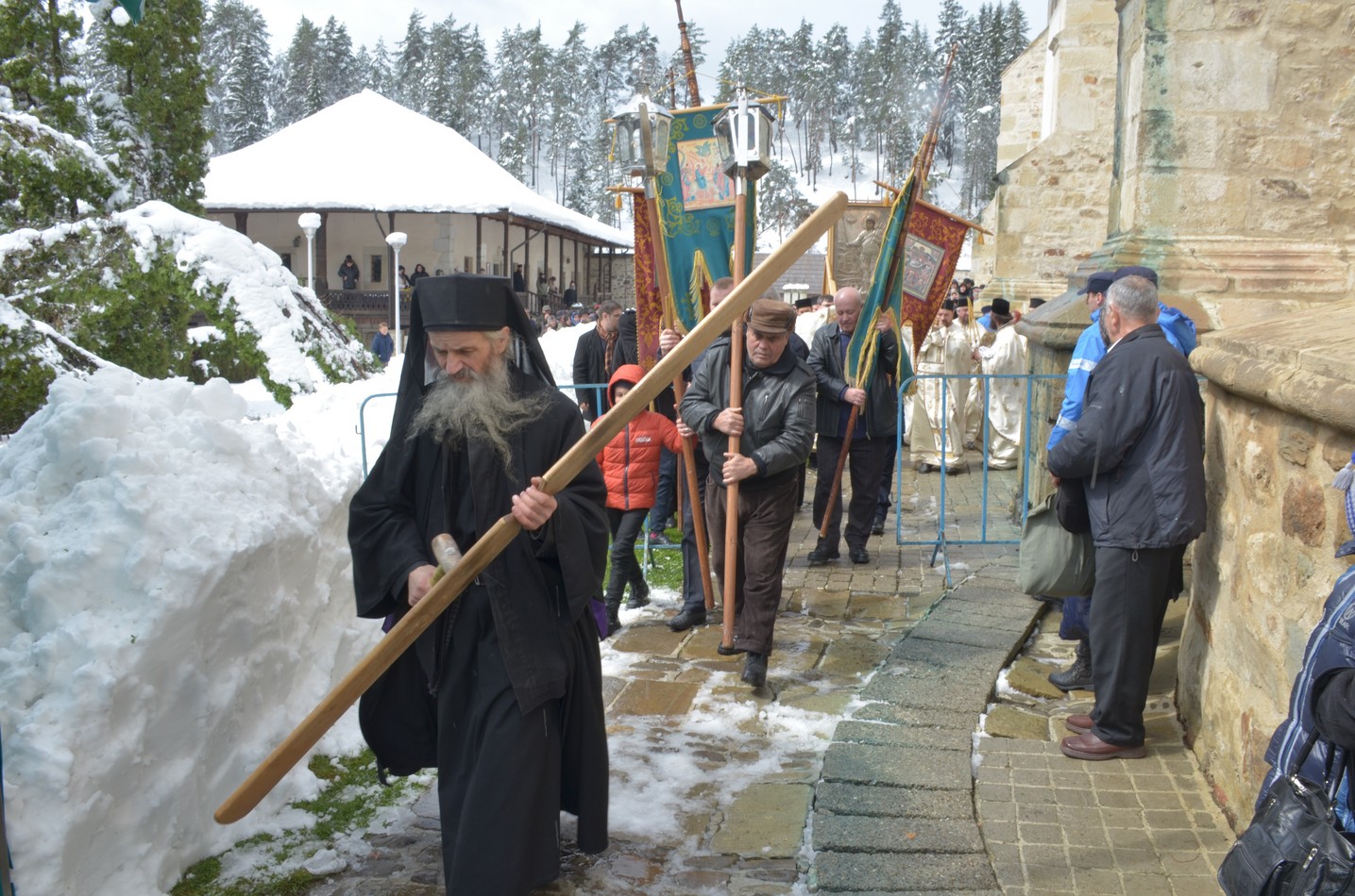 Mitropolitul Teofan la hramul Mănăstirii Bistriţa: „Dumnezeu nu poate să locuiască într-o minte stăpânită de conştiinţa luciferică a superiorităţii faţă de ceilalţi“
