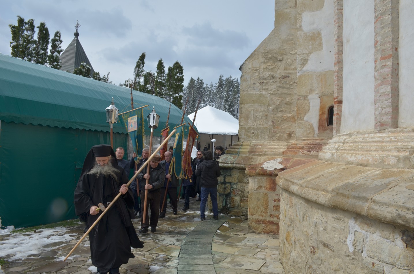 Mitropolitul Teofan la hramul Mănăstirii Bistriţa: „Dumnezeu nu poate să locuiască într-o minte stăpânită de conştiinţa luciferică a superiorităţii faţă de ceilalţi“