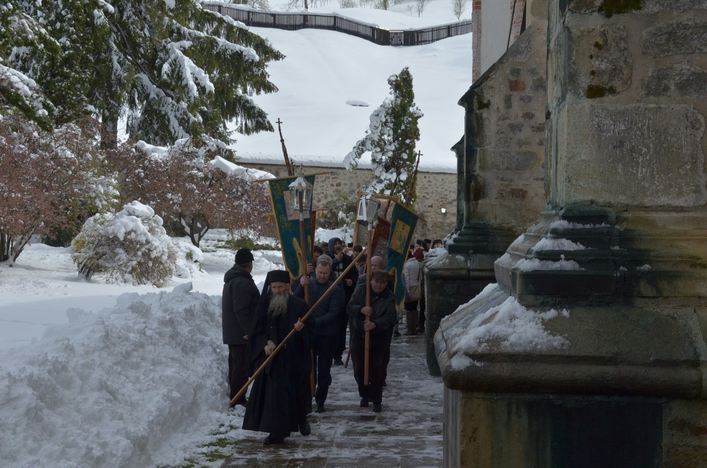 Mitropolitul Teofan la hramul Mănăstirii Bistriţa: „Dumnezeu nu poate să locuiască într-o minte stăpânită de conştiinţa luciferică a superiorităţii faţă de ceilalţi“