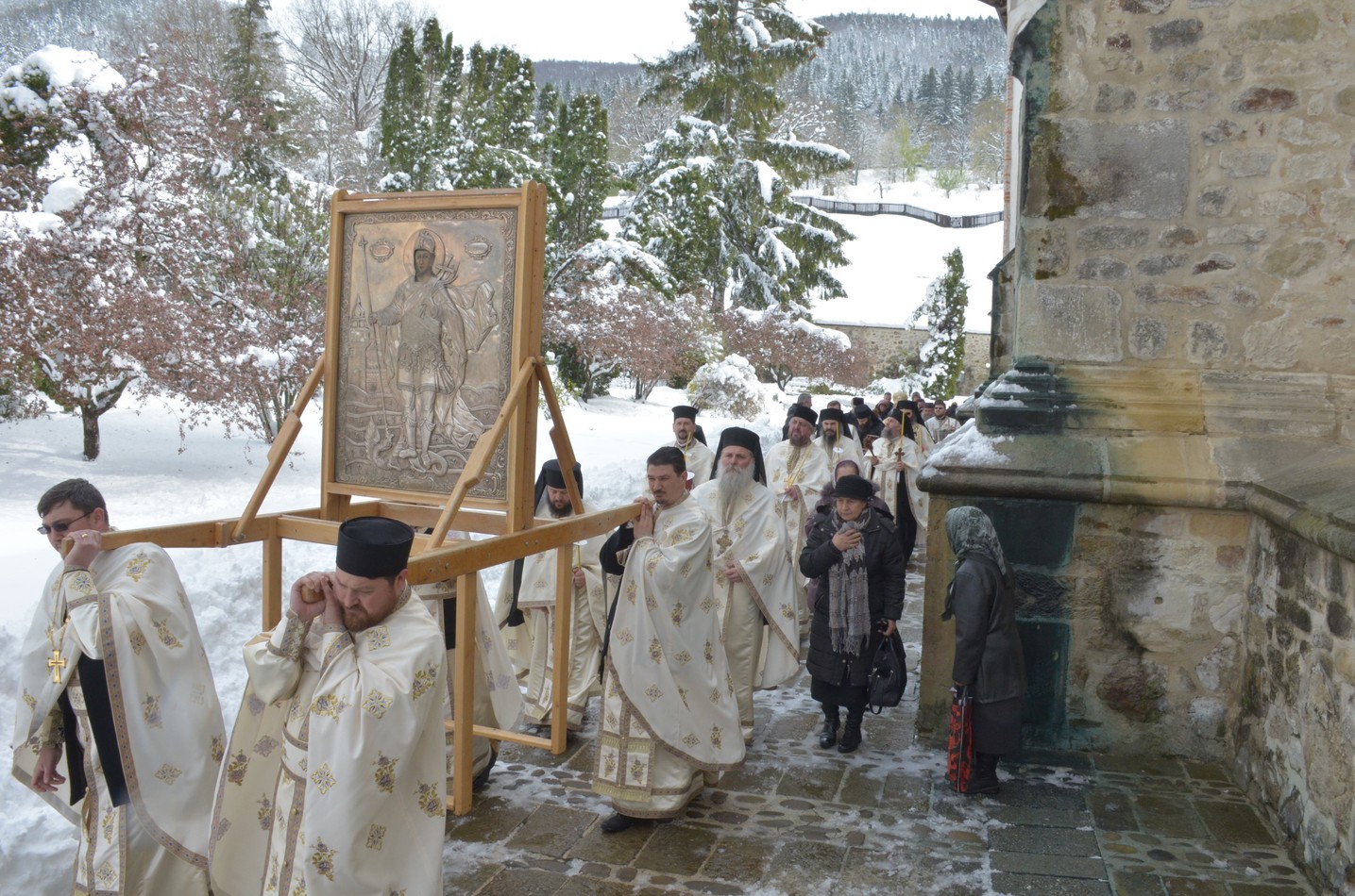 Mitropolitul Teofan la hramul Mănăstirii Bistriţa: „Dumnezeu nu poate să locuiască într-o minte stăpânită de conştiinţa luciferică a superiorităţii faţă de ceilalţi“