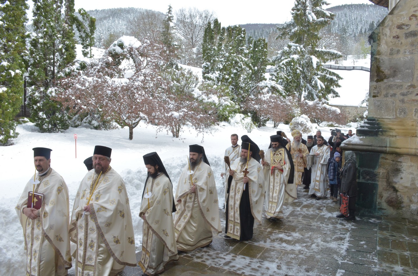 Mitropolitul Teofan la hramul Mănăstirii Bistriţa: „Dumnezeu nu poate să locuiască într-o minte stăpânită de conştiinţa luciferică a superiorităţii faţă de ceilalţi“