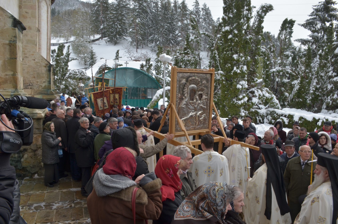 Mitropolitul Teofan la hramul Mănăstirii Bistriţa: „Dumnezeu nu poate să locuiască într-o minte stăpânită de conştiinţa luciferică a superiorităţii faţă de ceilalţi“