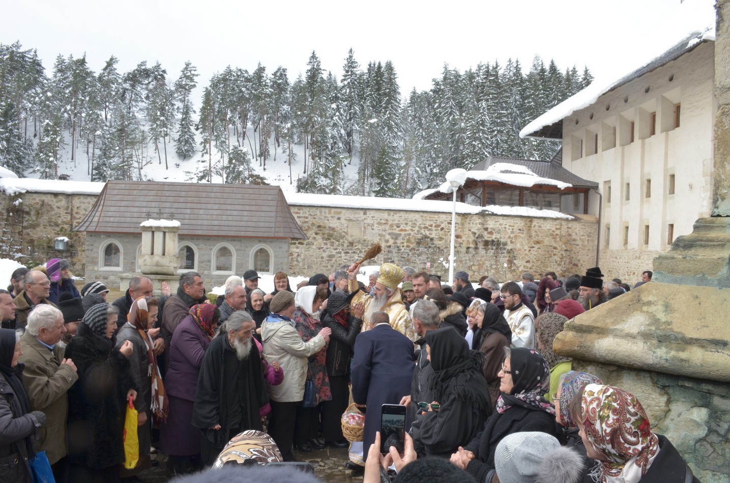 Mitropolitul Teofan la hramul Mănăstirii Bistriţa: „Dumnezeu nu poate să locuiască într-o minte stăpânită de conştiinţa luciferică a superiorităţii faţă de ceilalţi“