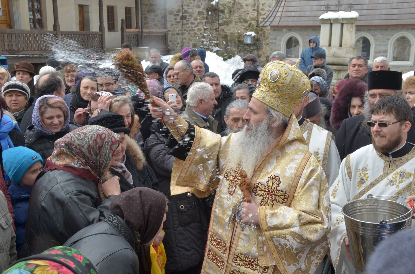 Mitropolitul Teofan la hramul Mănăstirii Bistriţa: „Dumnezeu nu poate să locuiască într-o minte stăpânită de conştiinţa luciferică a superiorităţii faţă de ceilalţi“