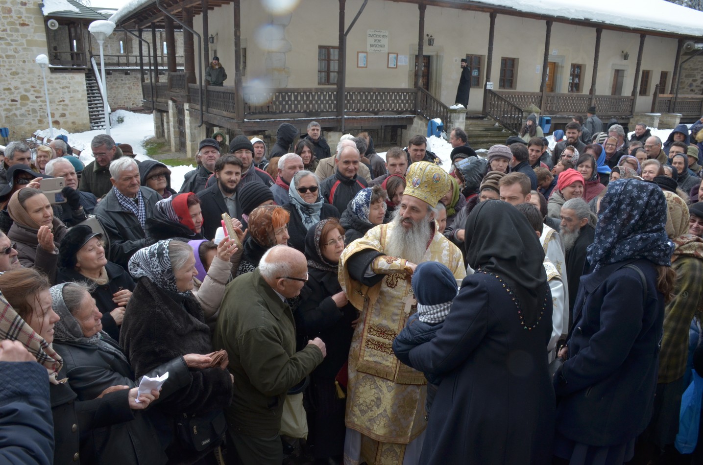Mitropolitul Teofan la hramul Mănăstirii Bistriţa: „Dumnezeu nu poate să locuiască într-o minte stăpânită de conştiinţa luciferică a superiorităţii faţă de ceilalţi“