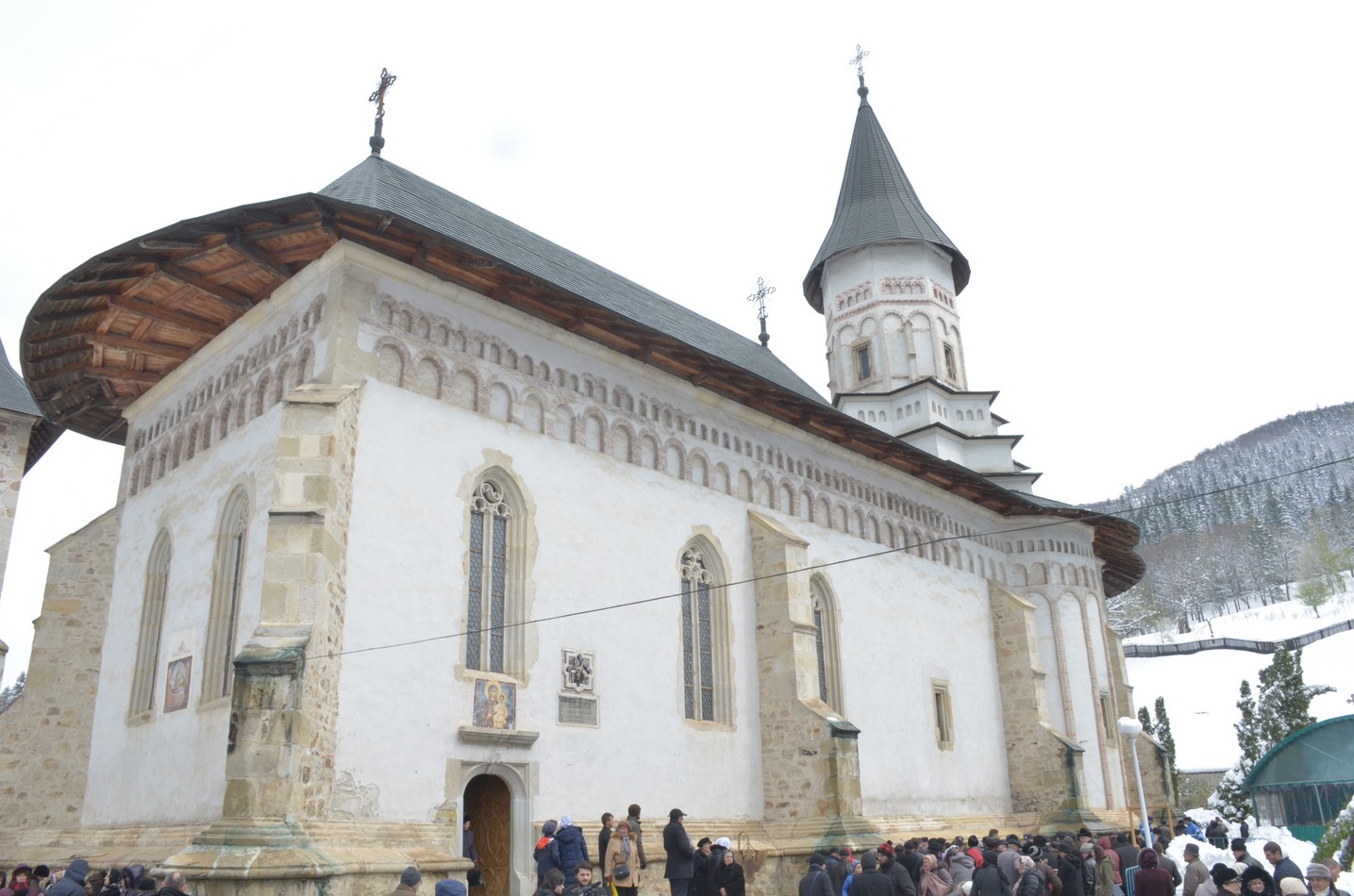 Mitropolitul Teofan la hramul Mănăstirii Bistriţa: „Dumnezeu nu poate să locuiască într-o minte stăpânită de conştiinţa luciferică a superiorităţii faţă de ceilalţi“