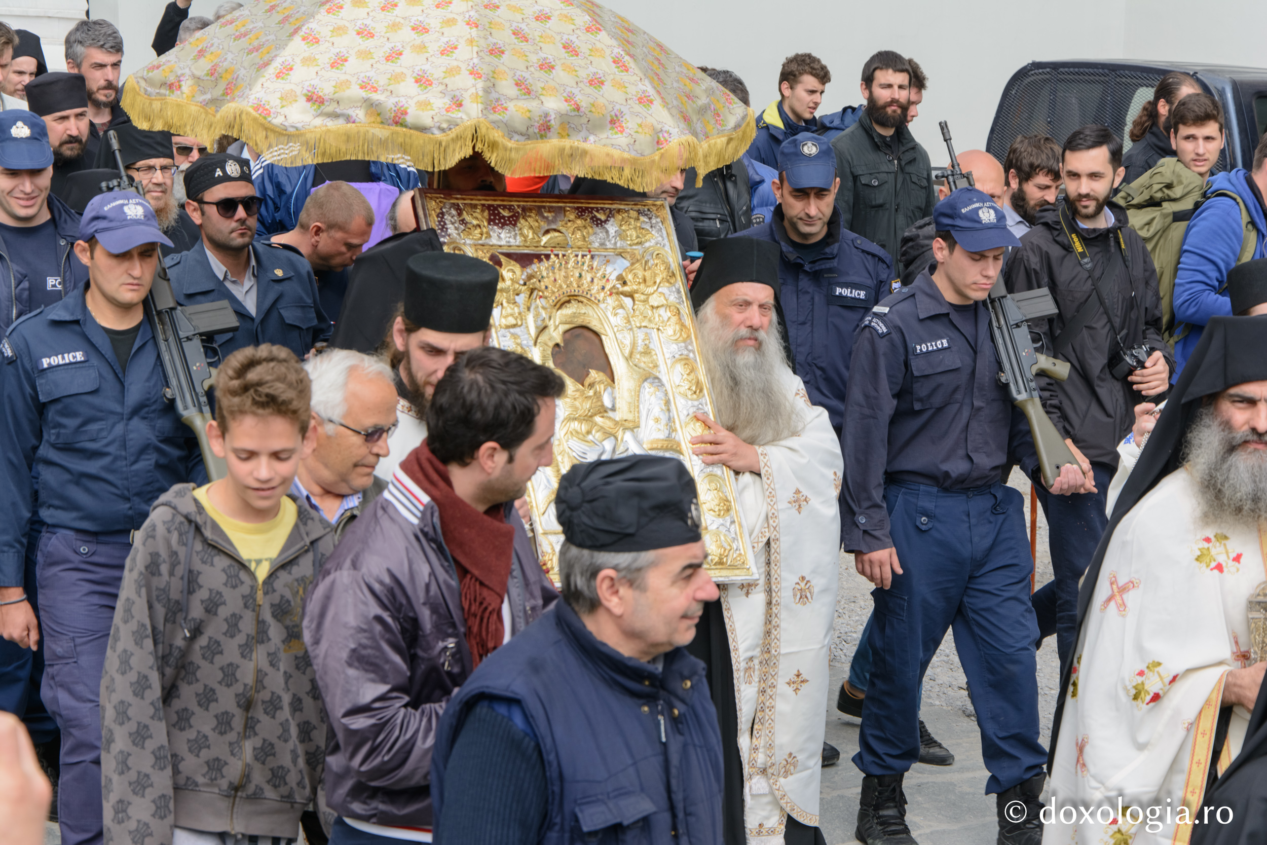 (Foto) Procesiune cu icoana Maicii Domnului „Axion Estin”