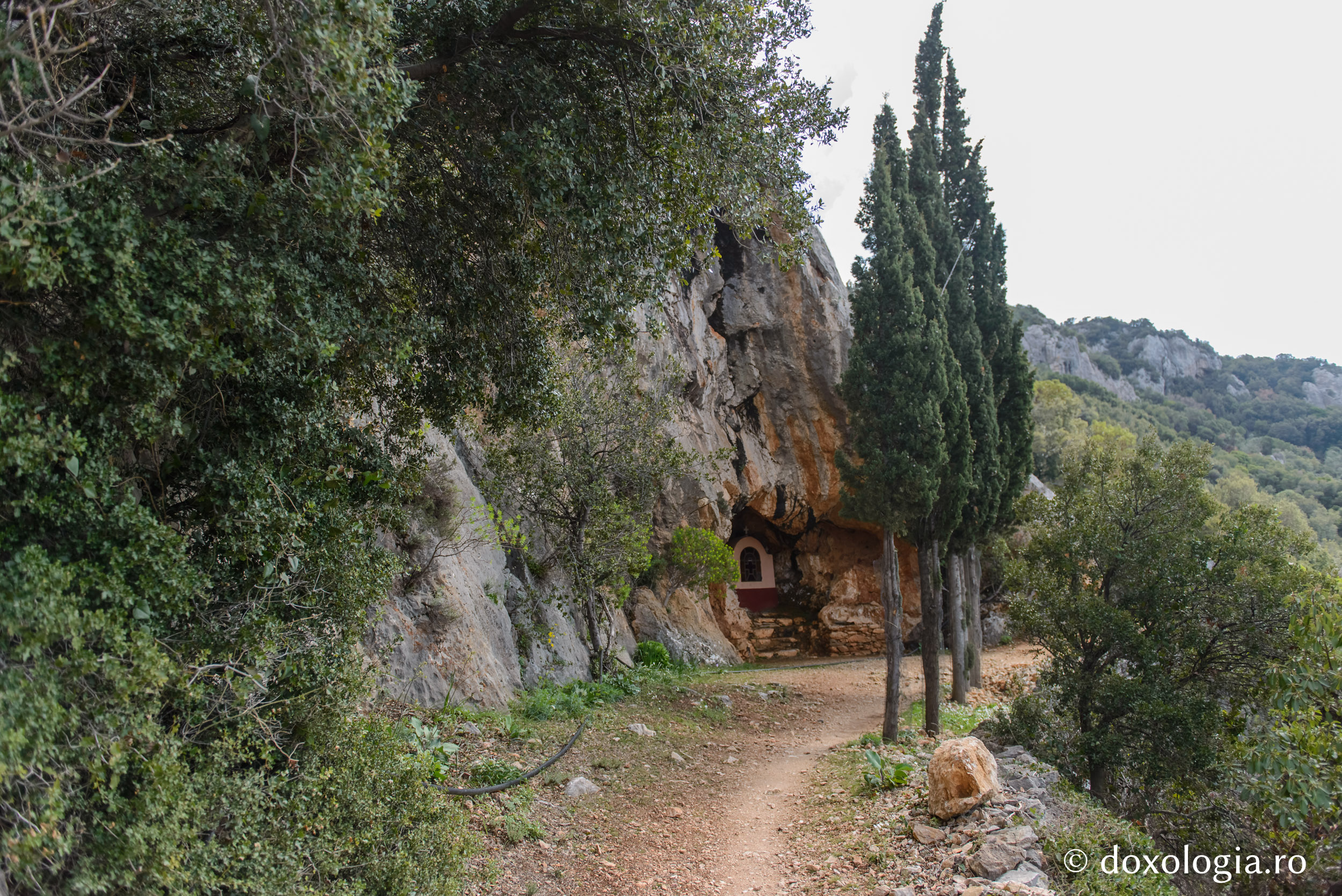 Peștera Icoanei Maicii Domnului de la Schitul Sfânta Ana – Athos / Foto: Pr. Silviu Cluci Peștera Icoanei Maicii Domnului de la Schitul Sfânta Ana