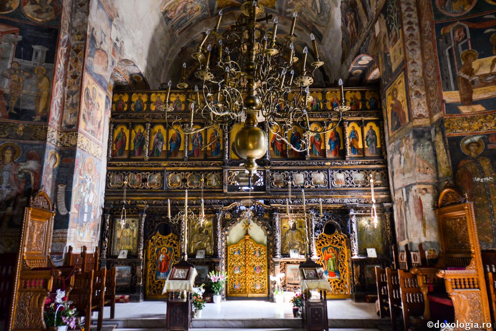 Foto Mănăstirea Sfantul Ioan Cel Nou De La Suceava Doxologia