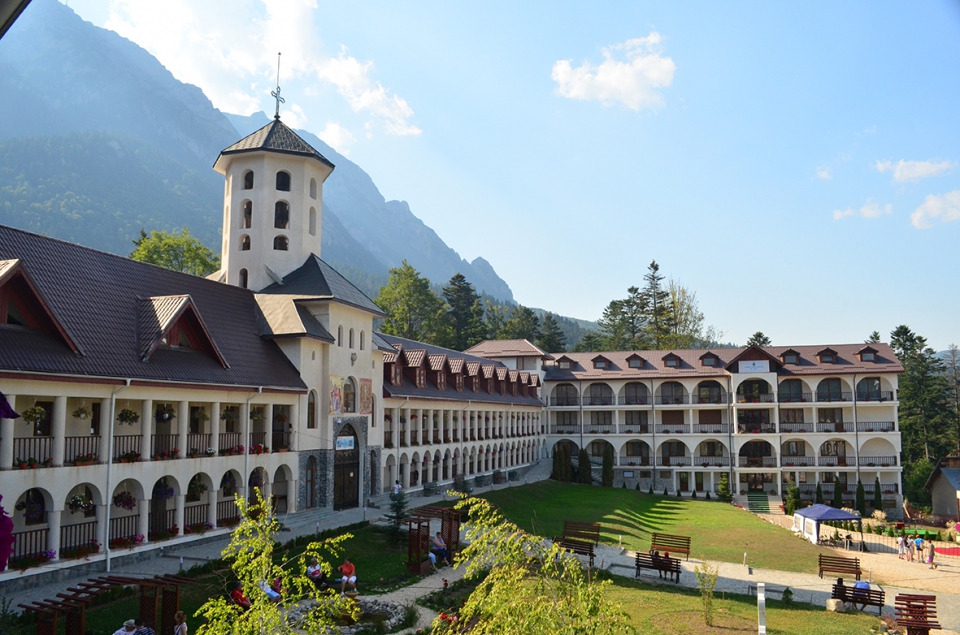 Tineri din ASCOR şi ATOR Iaşi, la un seminar de formare organizat de World Vision la Caraiman