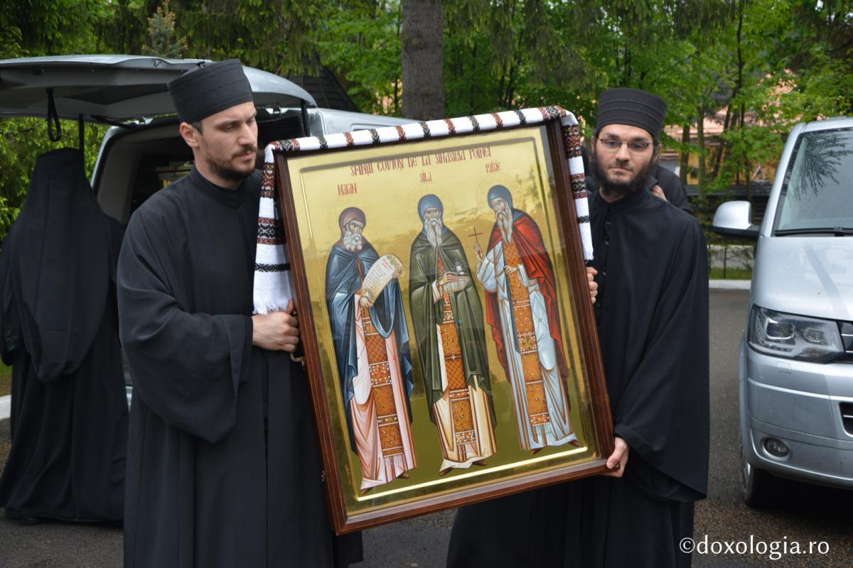 Descoperirea sfintelor moaște ale Cuvioșilor Sila, Paisie și Natan de la Sihăstria Putnei / Foto: Tudorel Rusu icoana Sfinților Cuvioși Sila, Paisie și Natan