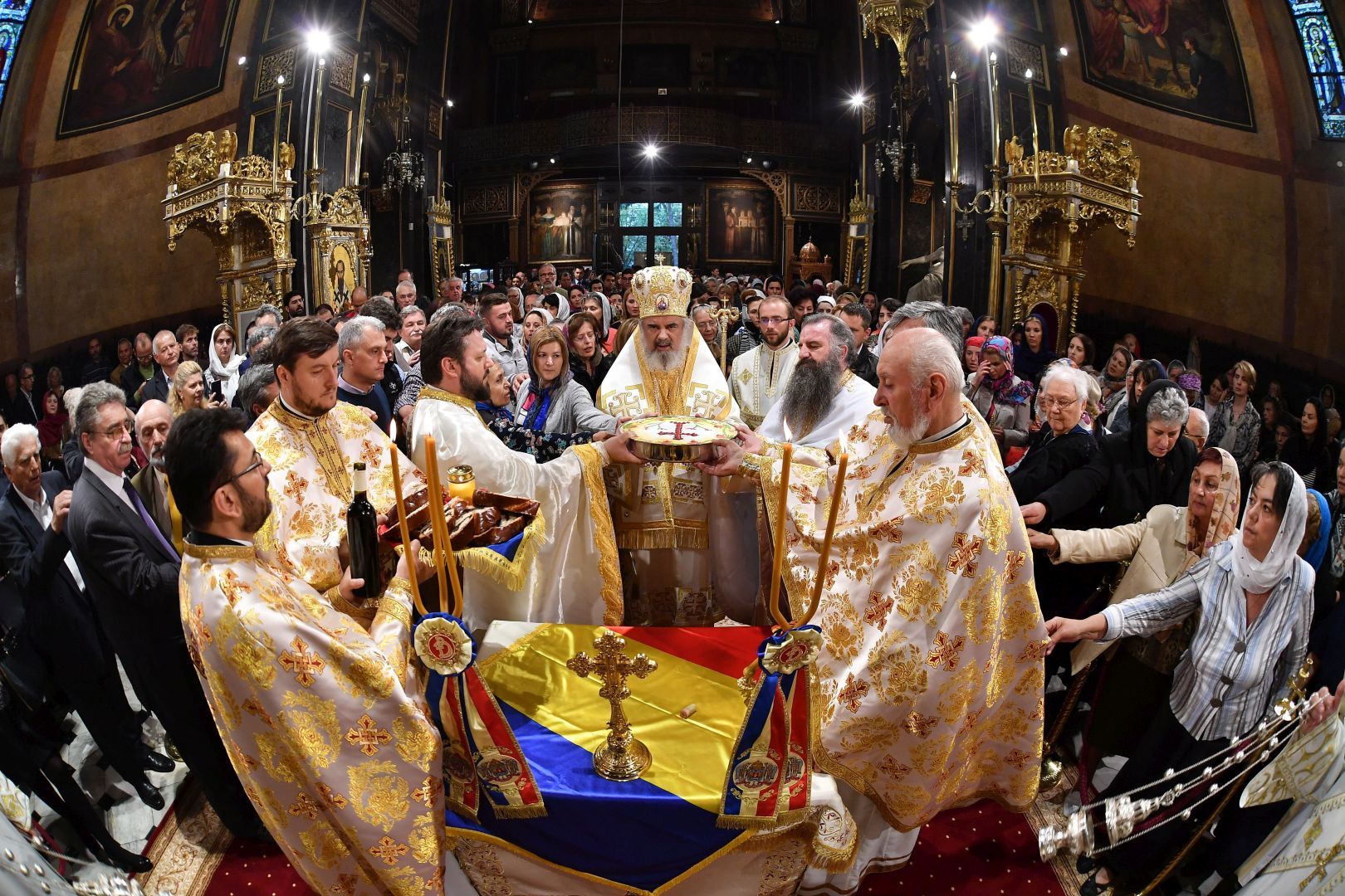 Părintele Patriarh Daniel a sfinţit catapeteasma Bisericii bucureștene „Domnița Bălașa”