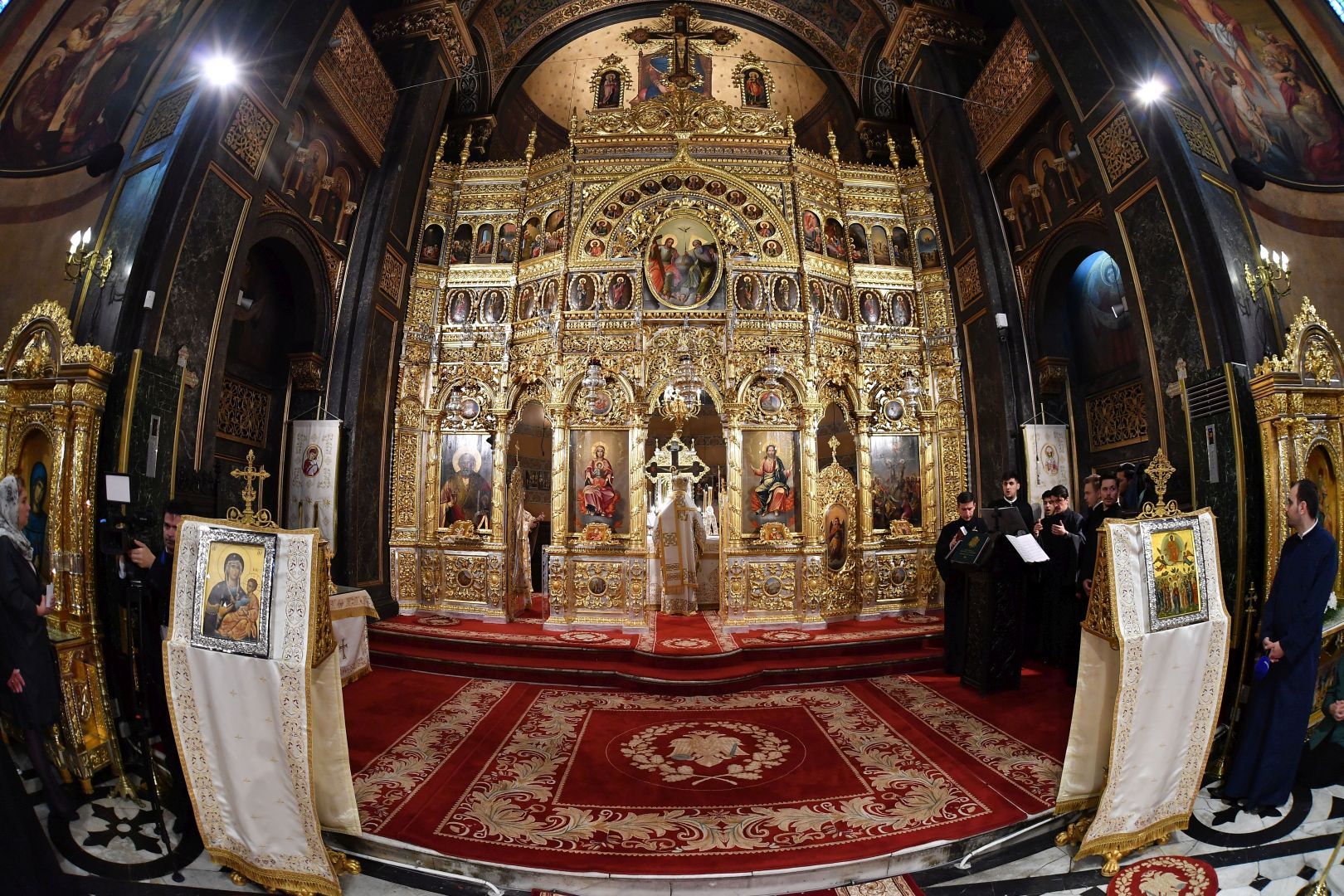 Părintele Patriarh Daniel a sfinţit catapeteasma Bisericii bucureștene „Domnița Bălașa”