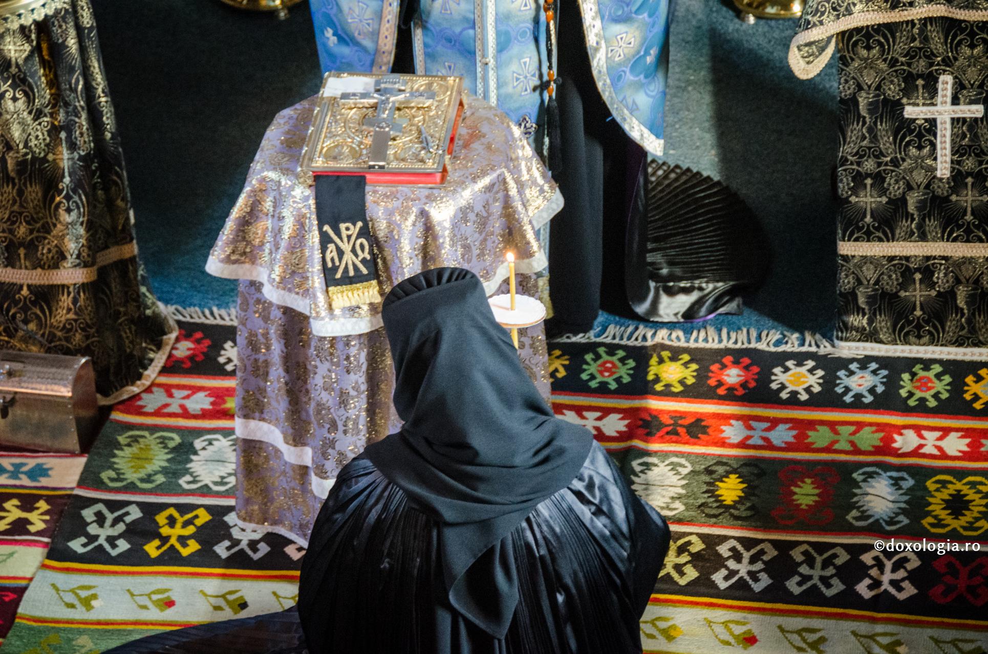 Care sunt însușirile de bază ale familiei creștine? / Foto: Crina Zamfirescu slujbă de călugărie