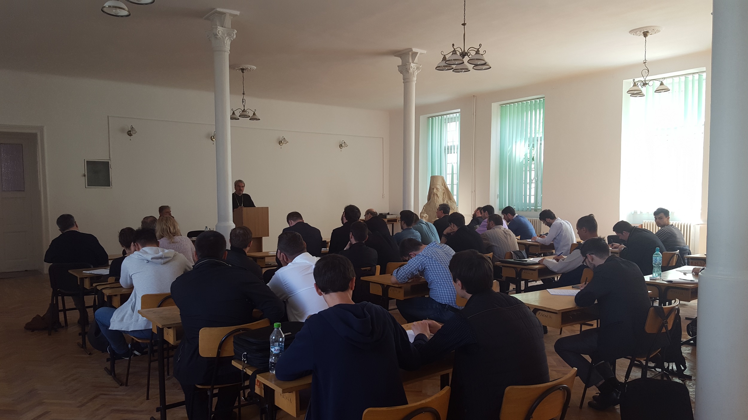 Părintele profesor Viorel Ioniţă le-a conferenţiat studenţilor teologi de la Iaşi