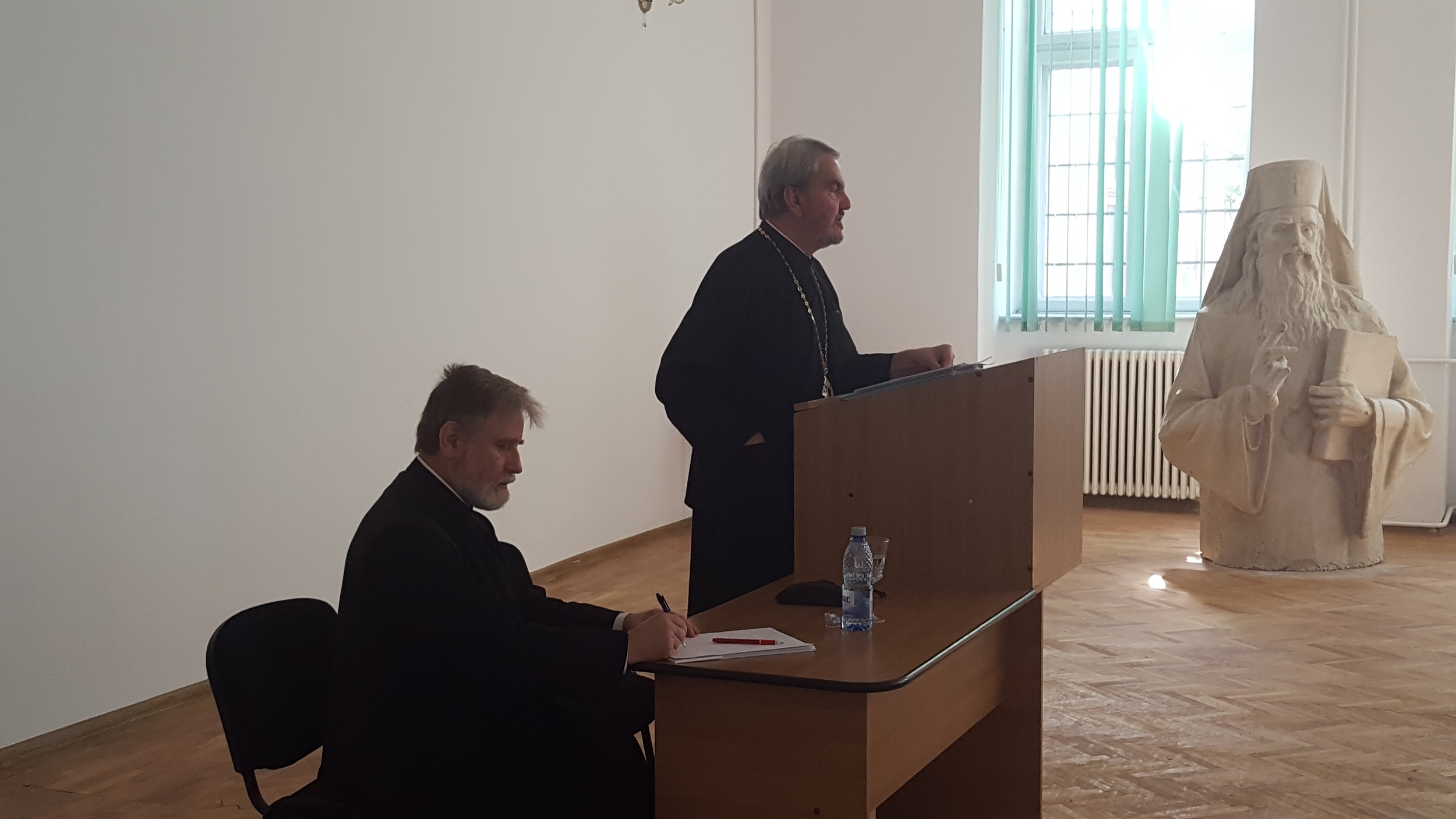 Părintele profesor Viorel Ioniţă le-a conferenţiat studenţilor teologi de la Iaşi