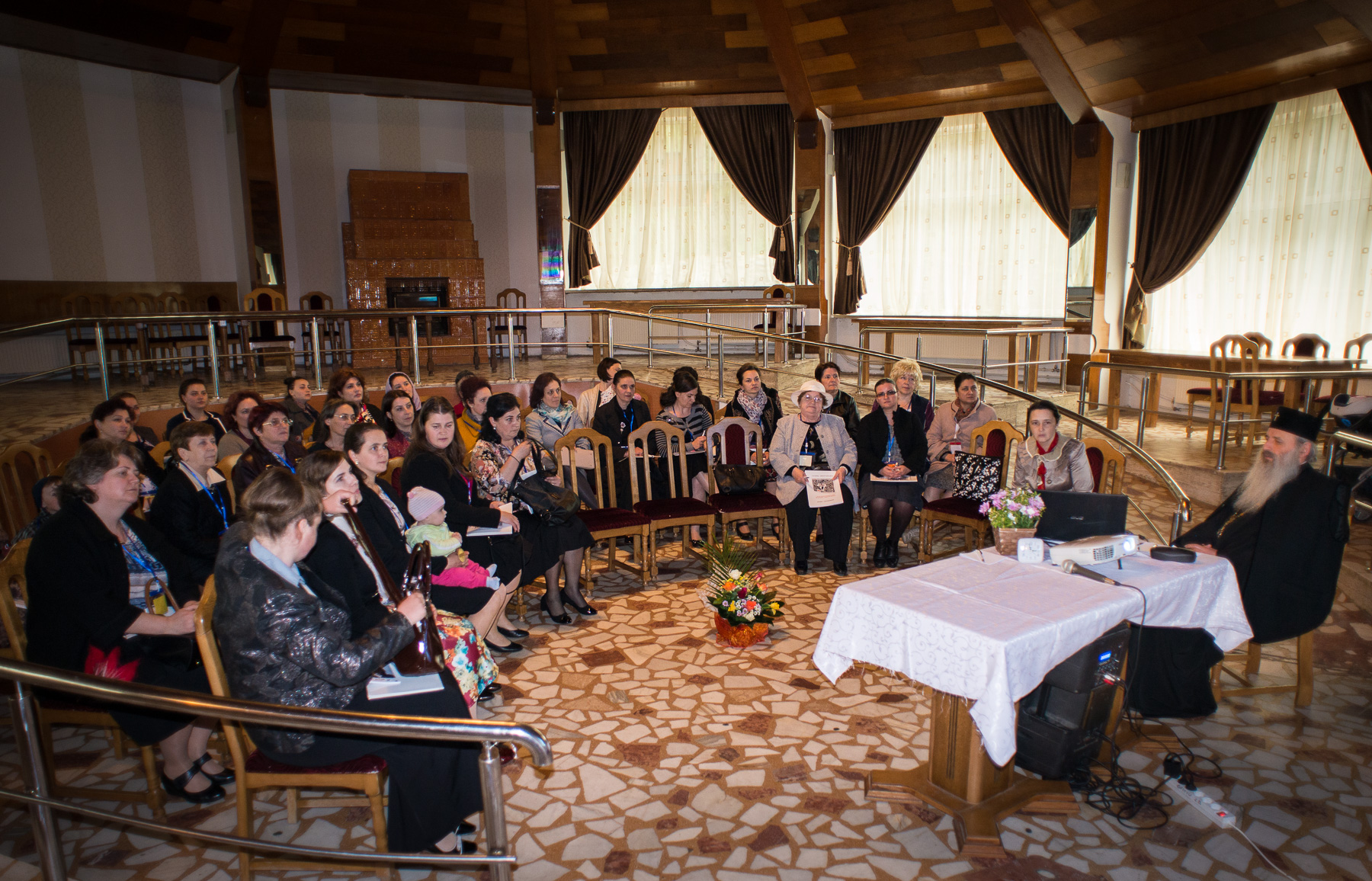 A doua conferință cu preoții și preotesele din Arhiepiscopia Iașilor, la Centrul Cultural Pastoral „Sfântul Daniil Sihastrul”-Durău