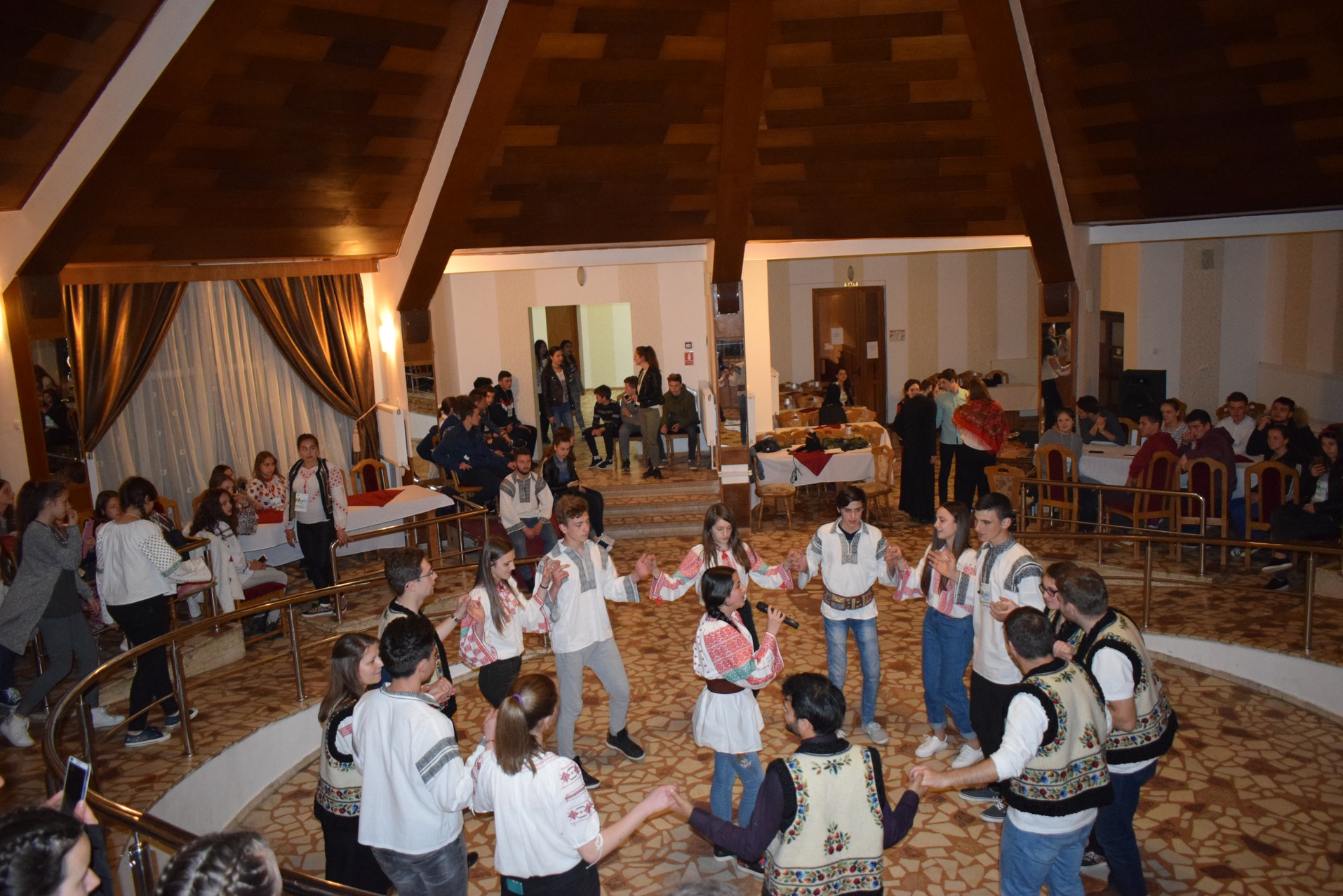 Tinerii de pe Valea Muntelui Ceahlău: „...cum să nu călătorim singuri”