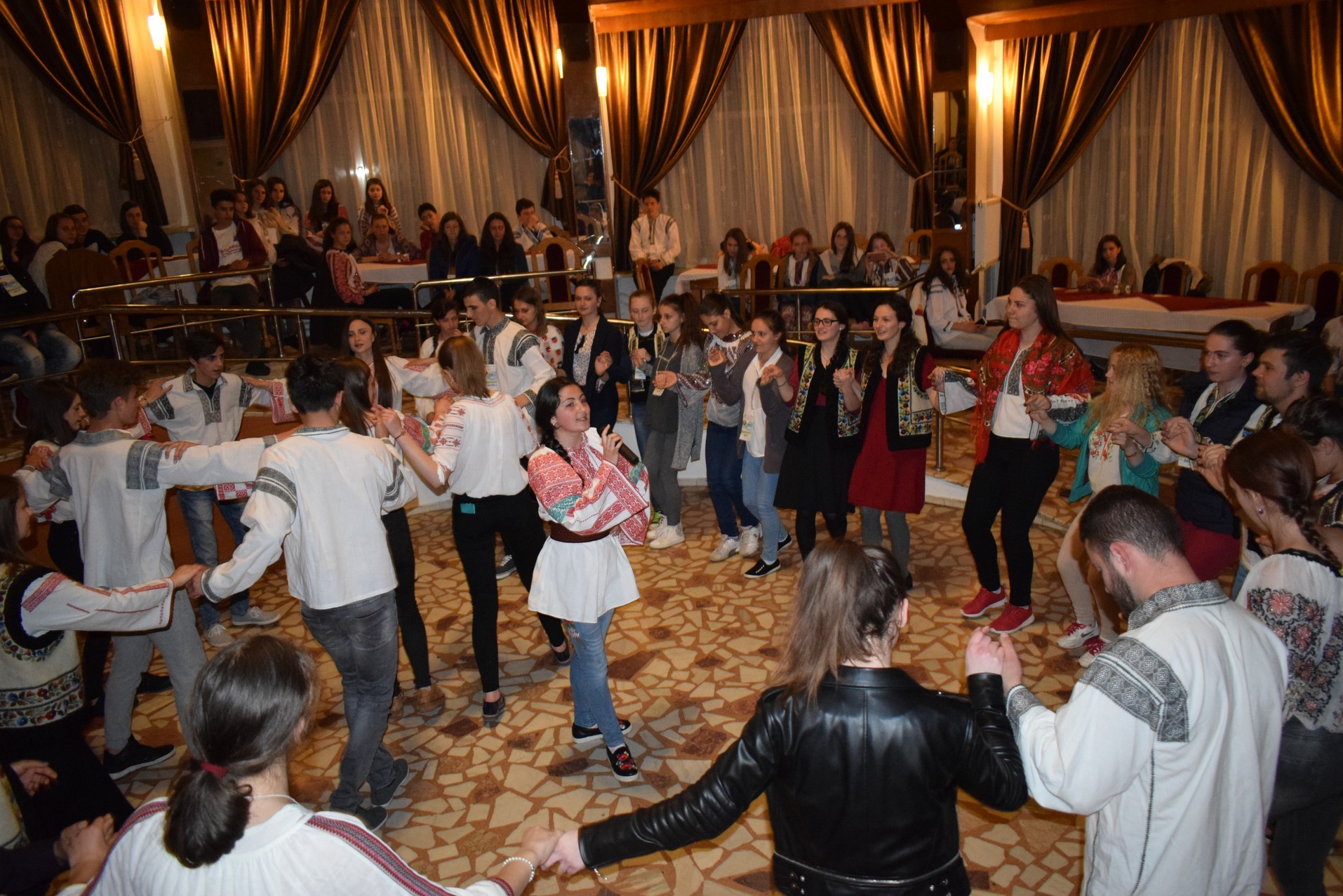 Tinerii de pe Valea Muntelui Ceahlău: „...cum să nu călătorim singuri”