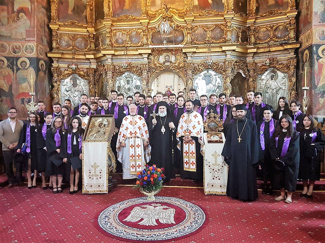 O nouă promoţie a Liceului Teologic „Episcop Melchisedec“ la Roman O nouă promoţie a Liceului Teologic „Episcop Melchisedec“ la Roman