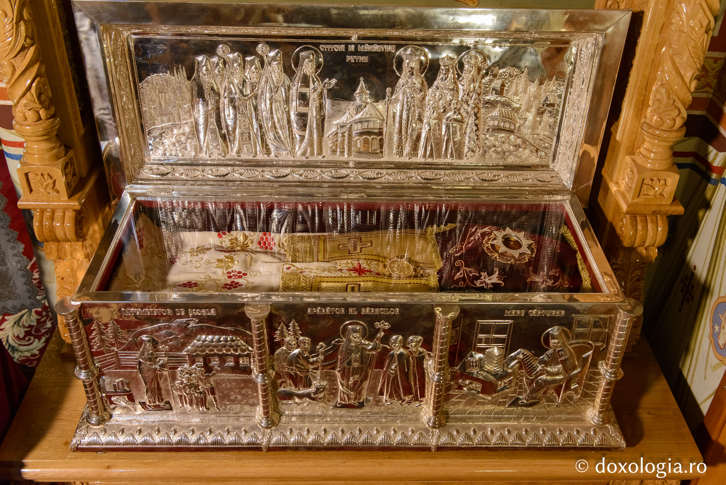 Racla cu moaștele Sfântului Iacob Putneanul