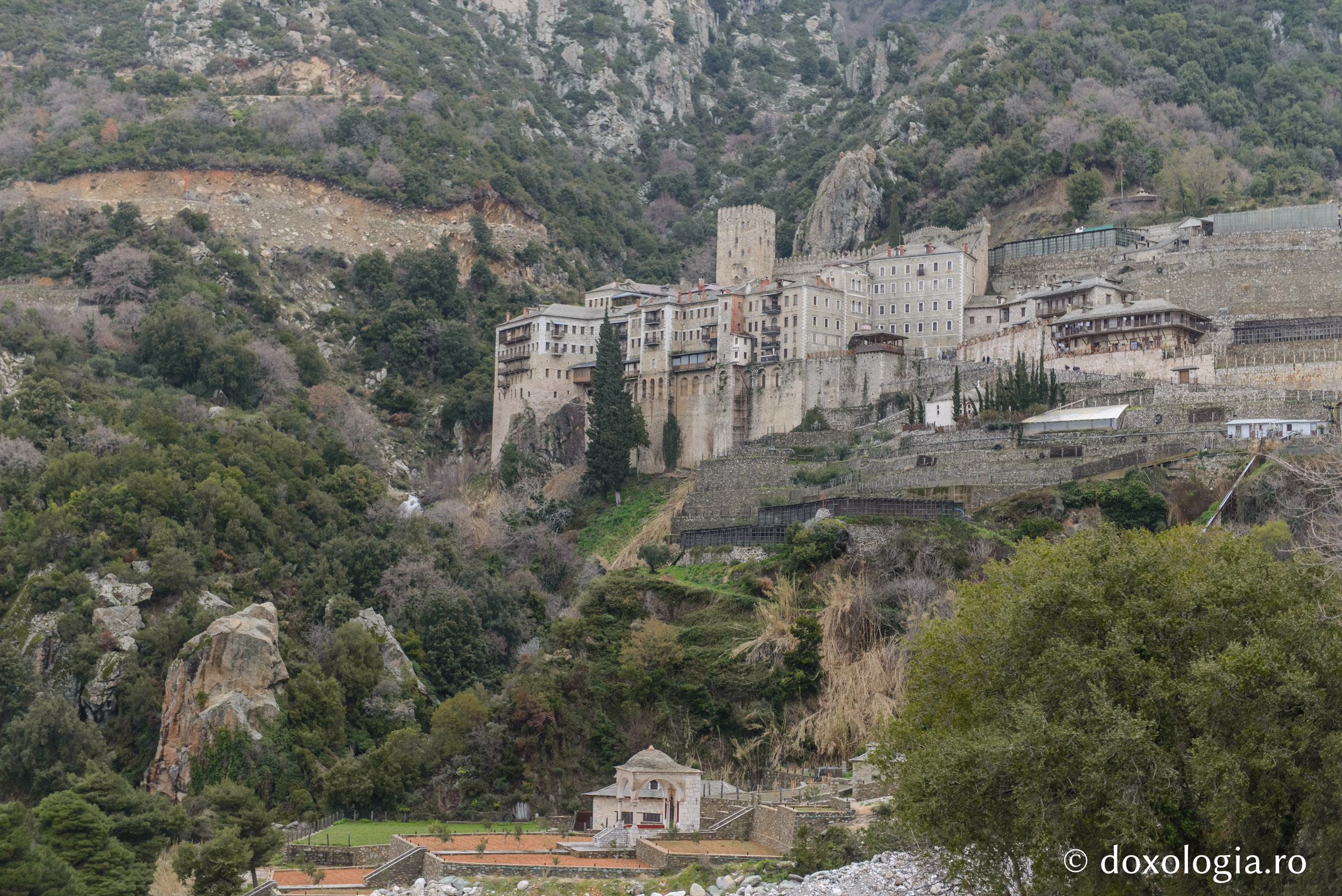 Vedere de ansamblu de pe poteca ce duce către Nea Skiti