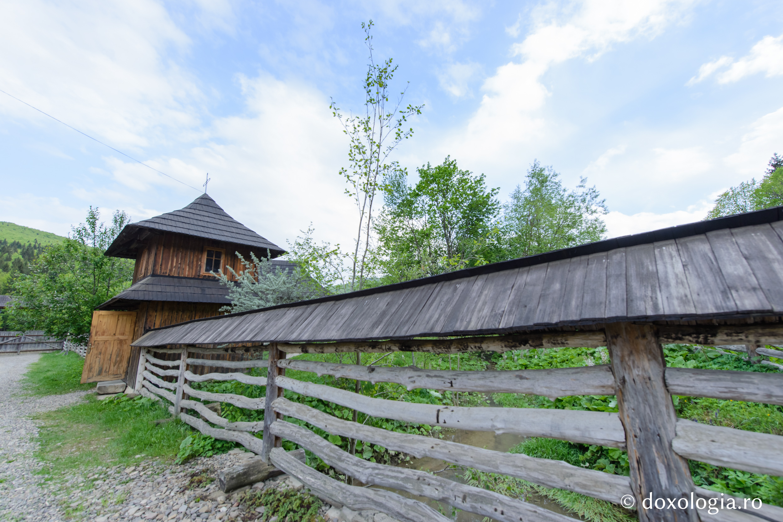 (Foto) Paraclisul Sfântul Ioan Teologul din cimitirul Mănăstirii Sihăstria Putnei