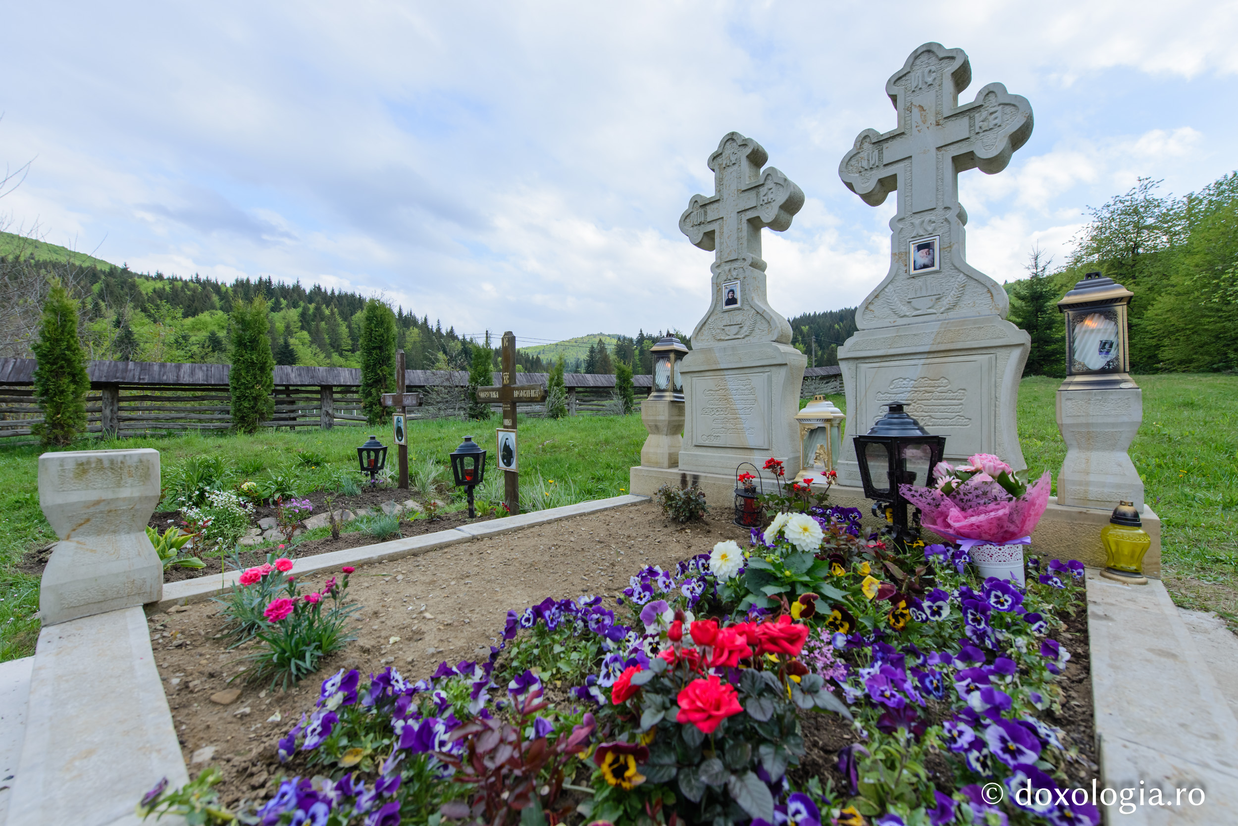 (Foto) Cimitirul Mănăstirii Sihăstria Putnei