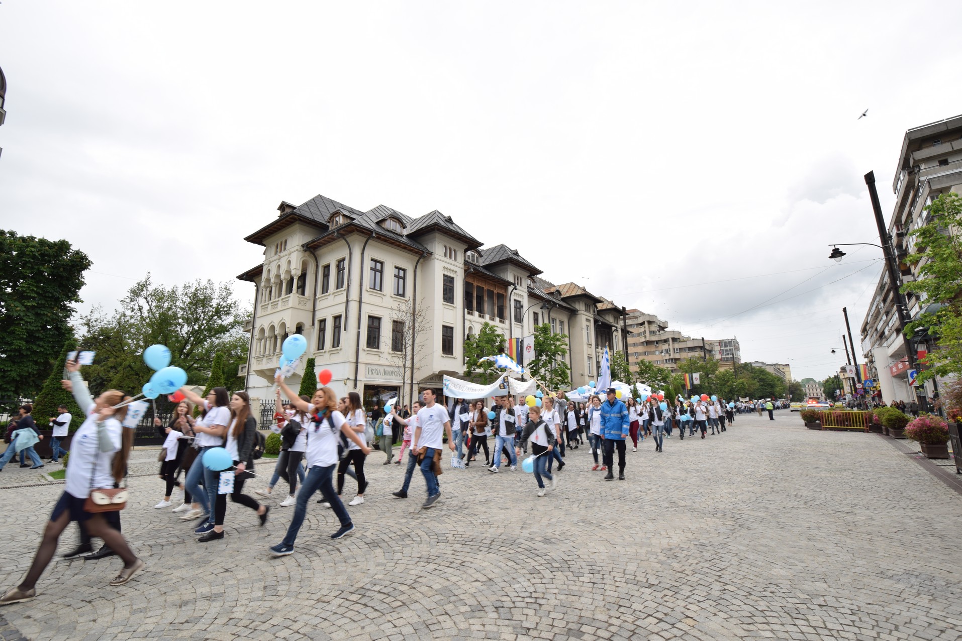 IPS Mitropolit Teofan, la „Marşul Absolventului“: „O persoană fericită este o persoană care mulţumeşte“