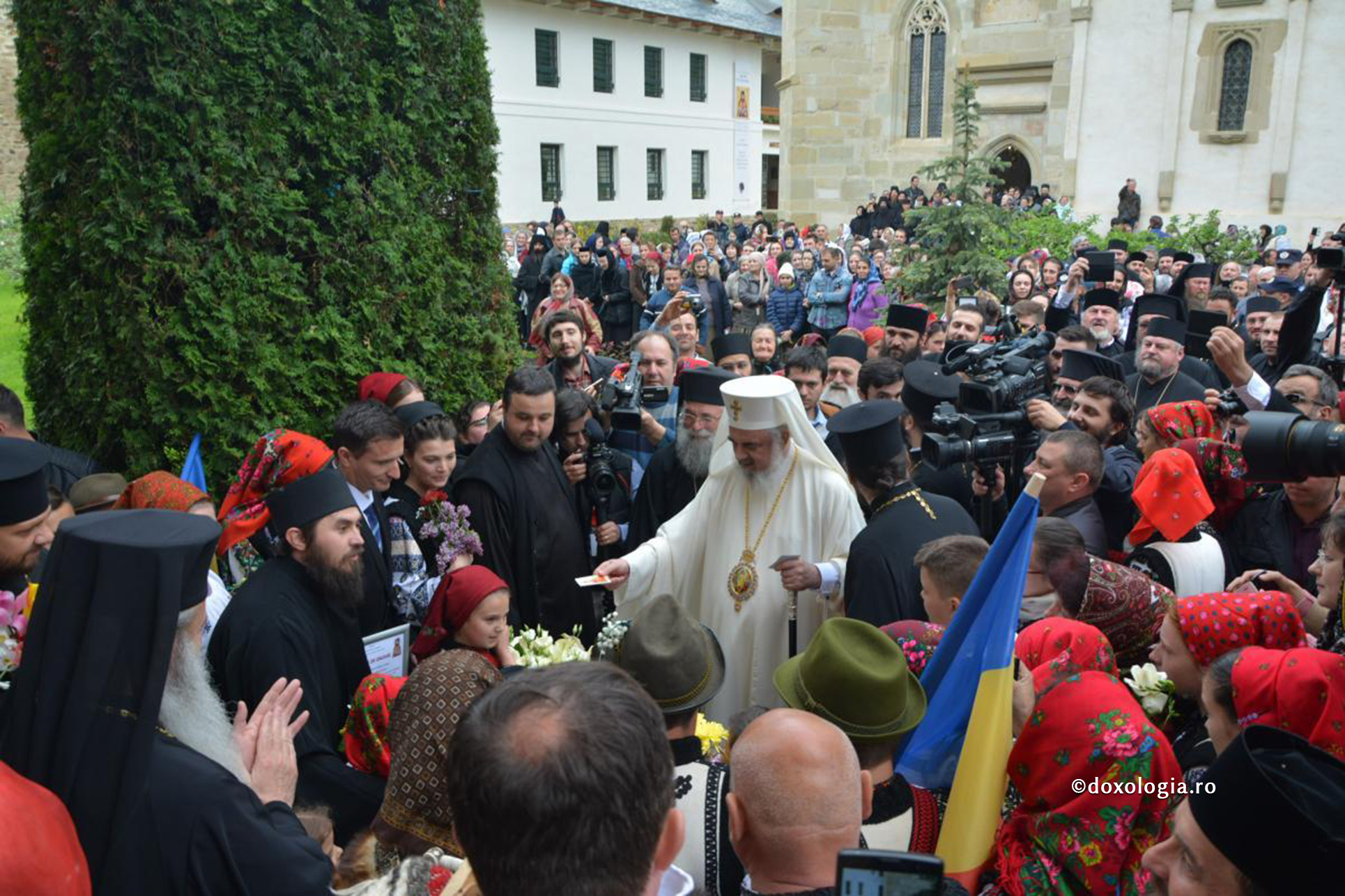 Patriarhul României a ajuns la Putna
