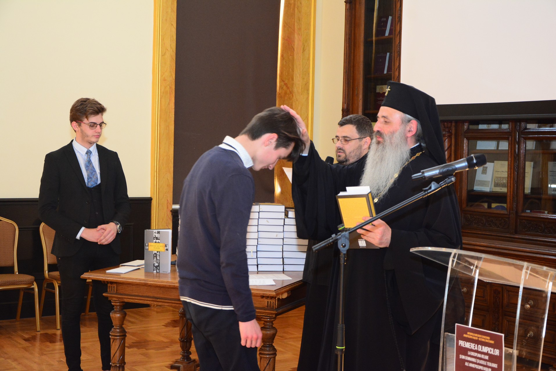 Elevii olimpici, premiaţi de IPS Părinte Mitropolit Teofan