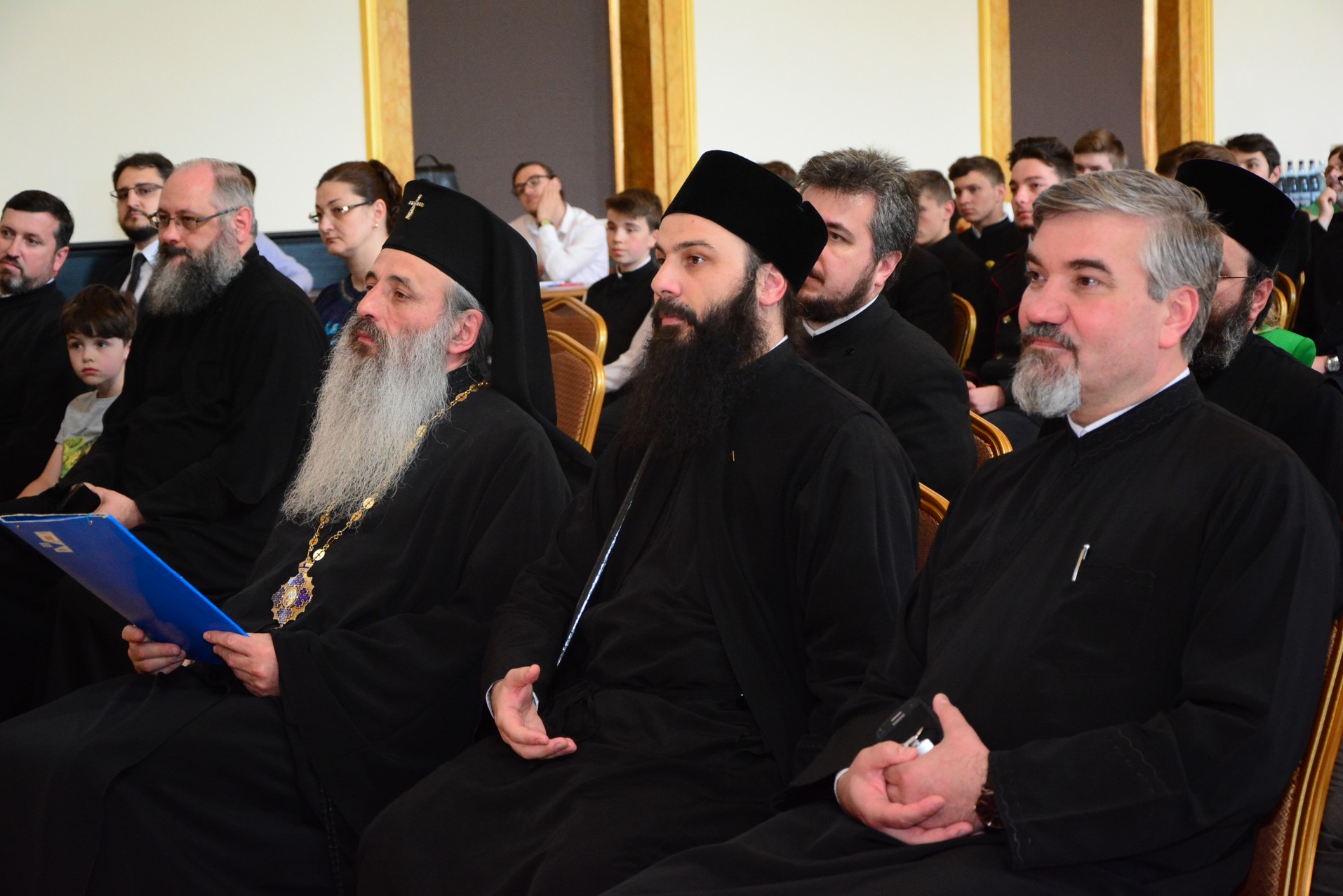 Elevii olimpici, premiaţi de IPS Părinte Mitropolit Teofan